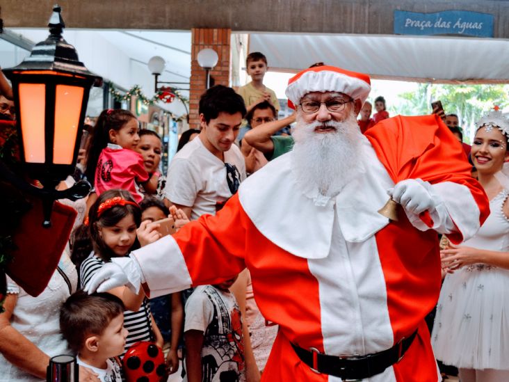 Papai Noel abre decoração de Natal do "Snoopy" no Plaza Shopping Itu 