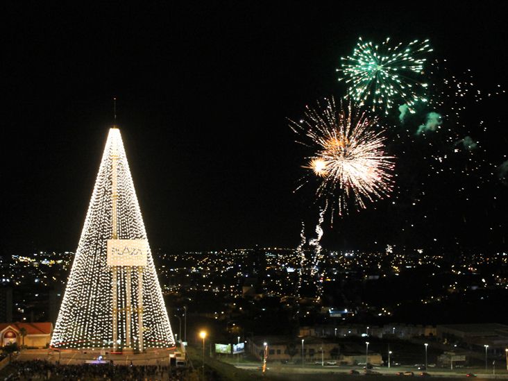 Show de fogos inaugura Árvore de Natal gigante do Plaza Shopping Itu