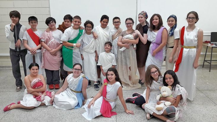 Alunos do Colégio Monteiro Lobato realizam encenação sobre Roma Antiga