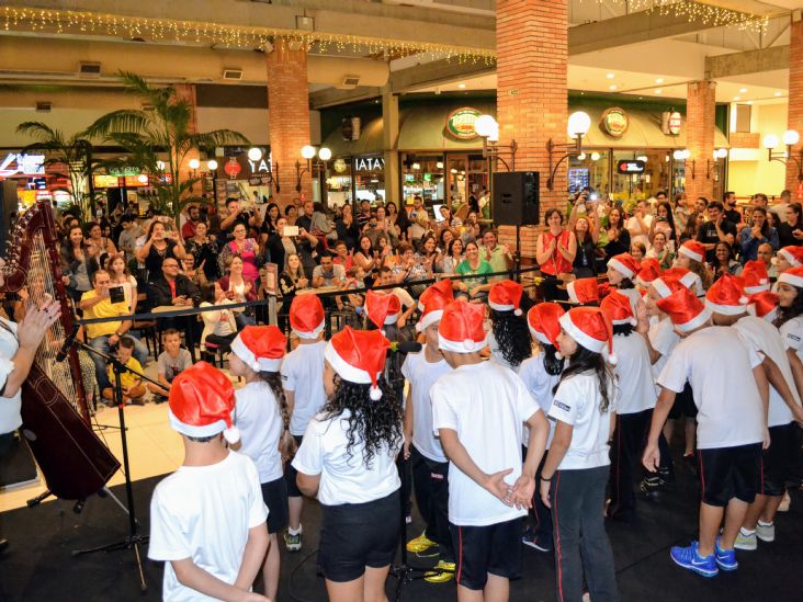 Colégios SESI e Forte Castelo abrem agenda de Natal do Plaza Shopping