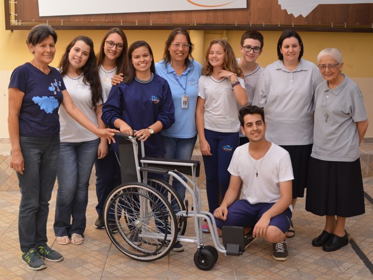 Alunos de Porto Feliz arrecadam lacres e doam cadeira de rodas à APAE