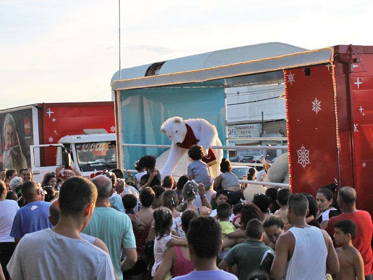 Caravana de Natal da Coca-Cola atrai multidões em Itu