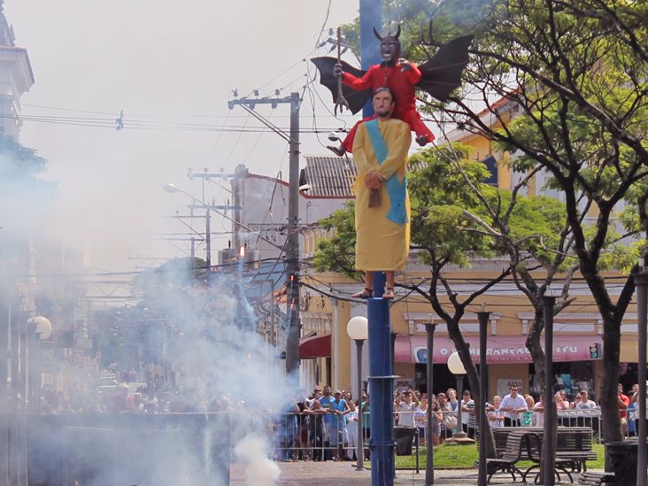 Estouro do Judas ocorre no Domingo de Páscoa na Praça da Matriz