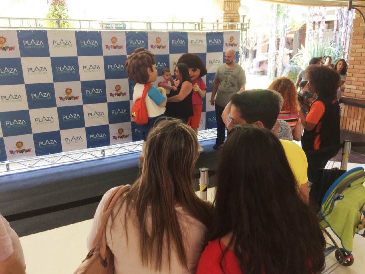 "Dora, a Aventureira" e Diego reúnem centenas no Plaza Shopping Itu