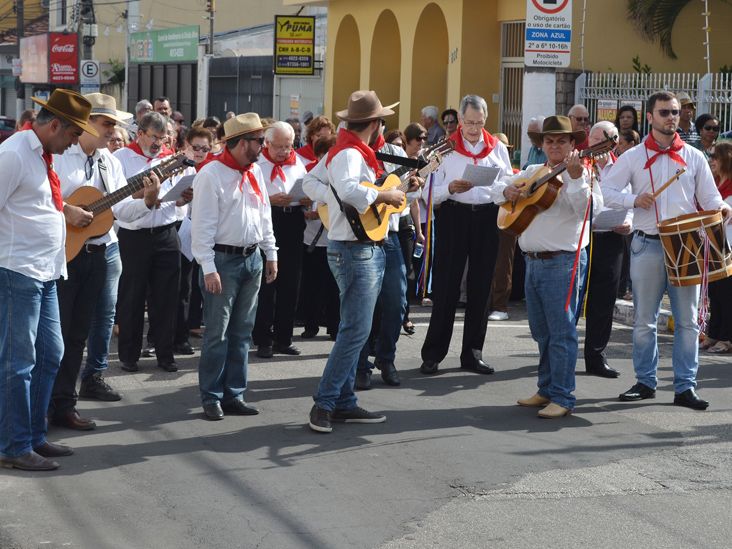 Cortejo da Bandeira do Divino percorre ruas centrais de Itu no domingo