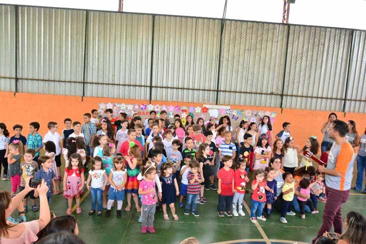 Alunos do Colégio Forte Castelo realizam homenagem ao Dia das Mães