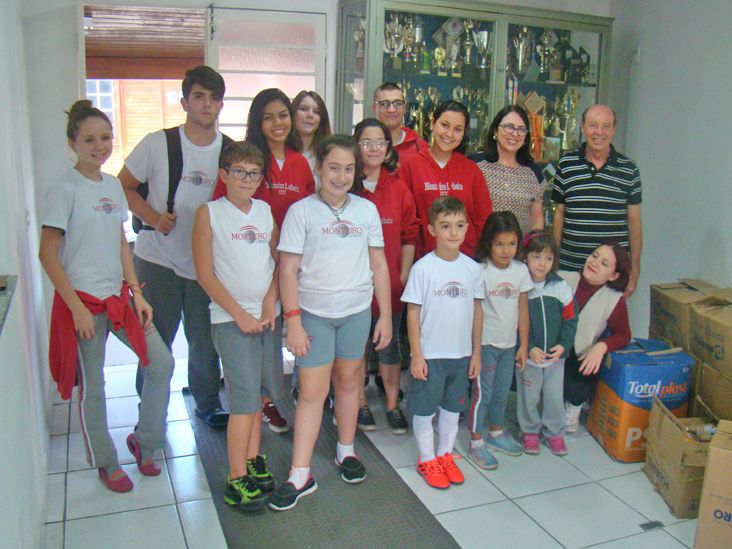 Colégio Monteiro Lobato doa alimentos ao Funssol de Itu