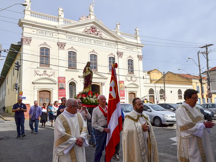 Devotos celebram Sagrado Coração de Jesus no Santuário Nacional em Itu
