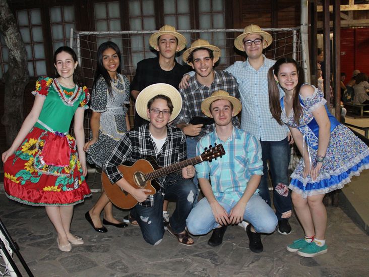 Festa Junina do Colégio Monteiro Lobato reúne alunos e familiares