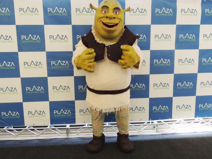 Shrek reúne centenas de fãs em visita ao Plaza Shopping Itu