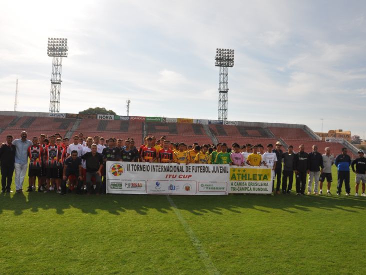 Equipes brasileiras e japonesas disputam torneio de futebol em Itu