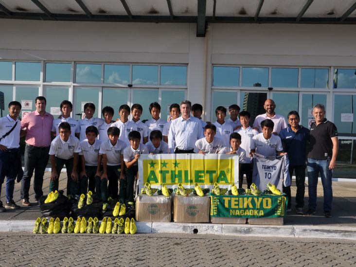 Atletas japoneses entregam 160 pares de chuteiras para alunos de Itu