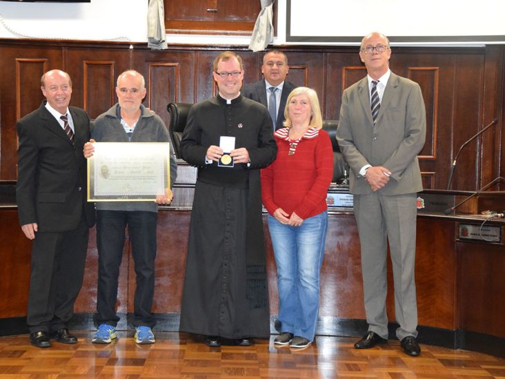 Padre Gabriel Vital recebe Medalha e Diploma Padre Bento
