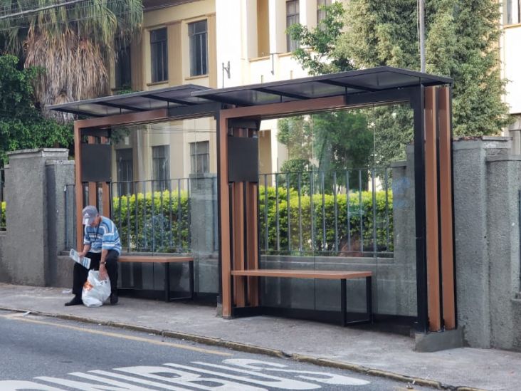 Abrigos são instalados nos pontos de ônibus do Colégio Regente
