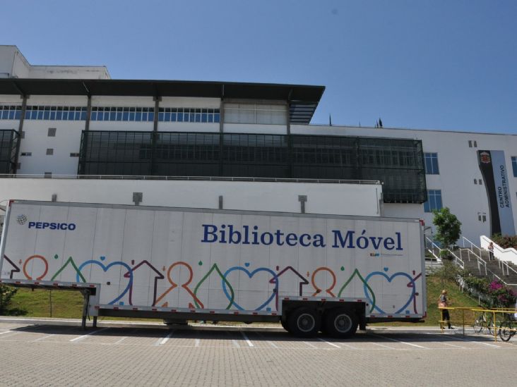Biblioteca Móvel fica no estacionamento da Prefeitura de Itu até sexta
