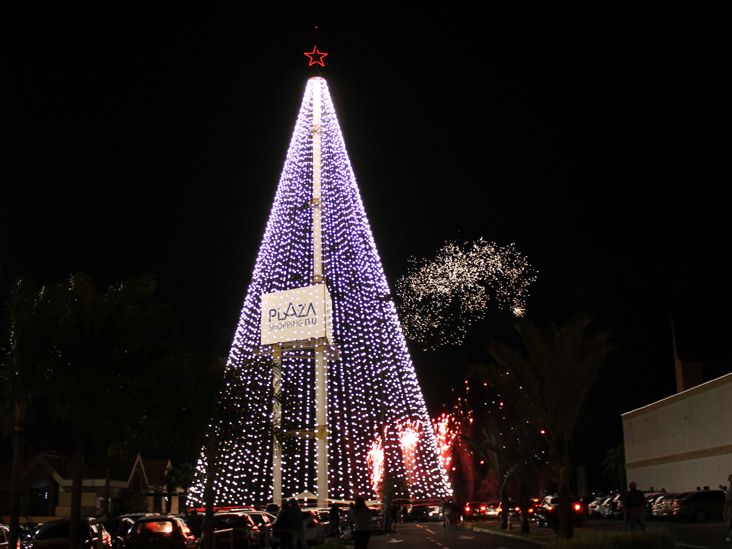 Queima de fogos inaugura Árvore de Natal Gigante do Plaza Shopping Itu