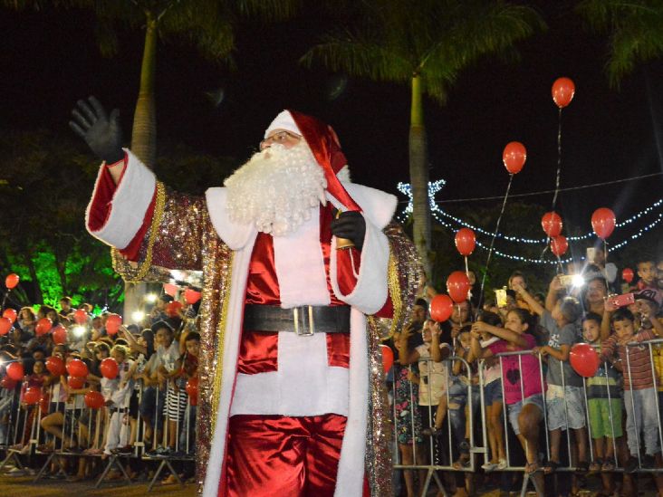 Chegada do Papai Noel abre programação de Natal em Salto