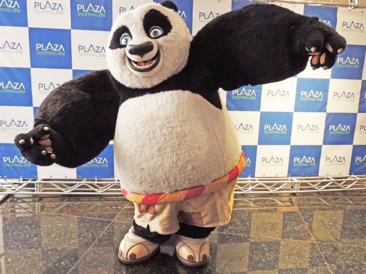Protagonista de Kung Fu Panda, o urso Po, visita o Plaza Shopping Itu