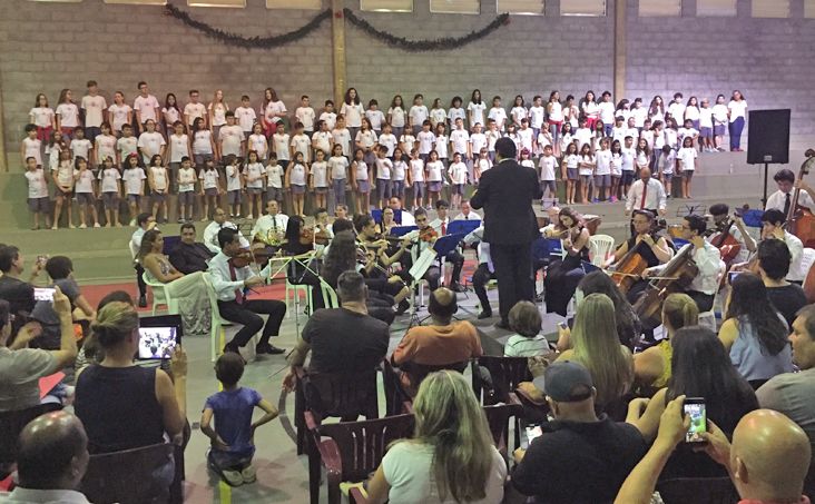 Cantata de Natal do Colégio Monteiro emociona alunos e familiares