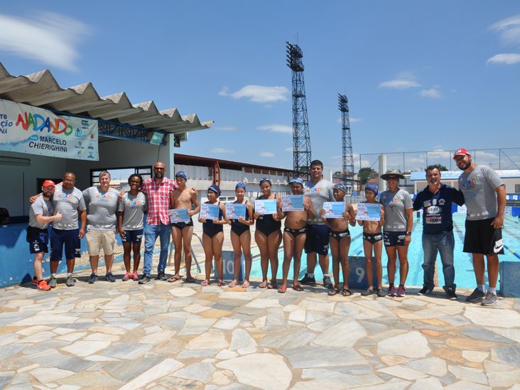 Alunos do projeto Nadando com Marcelo Chierighini recebem certificados