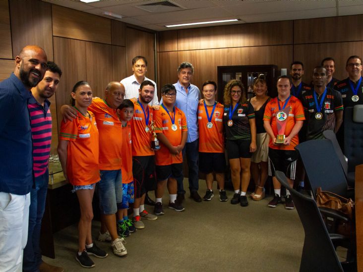 Equipe campeã brasileira de Futsal Down visita o prefeito de Itu