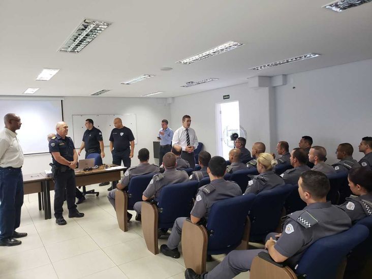 Policiais militares visitam a central da Muralha Eletrônica de Itu