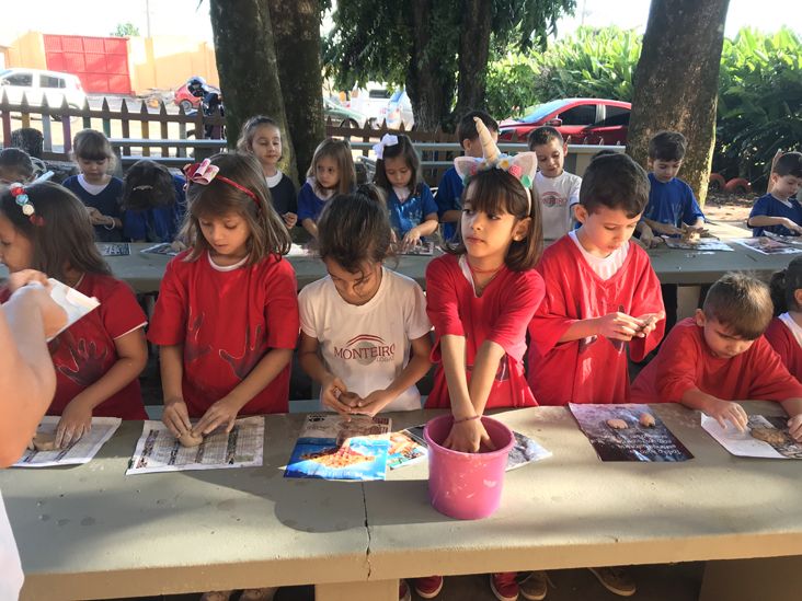 Alunos do Colégio Monteiro Lobato celebram Dia do Índio