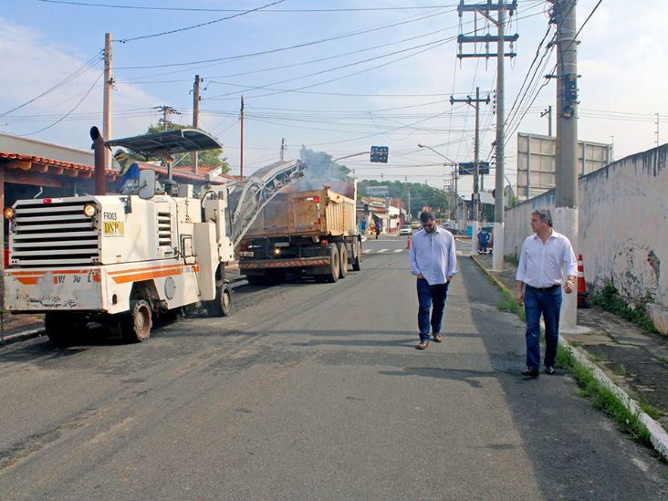 Autoridades vistoriam obras de recapeamento no Centro de Itu