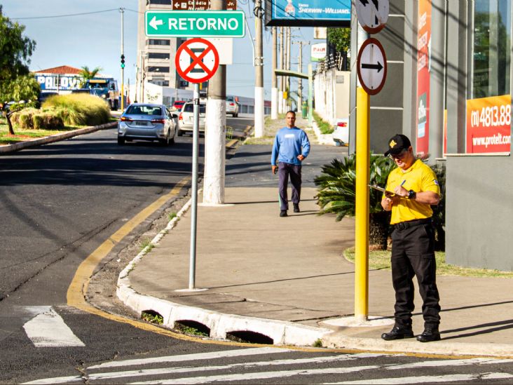 Agentes de trânsito prosseguem contagem veicular em Itu