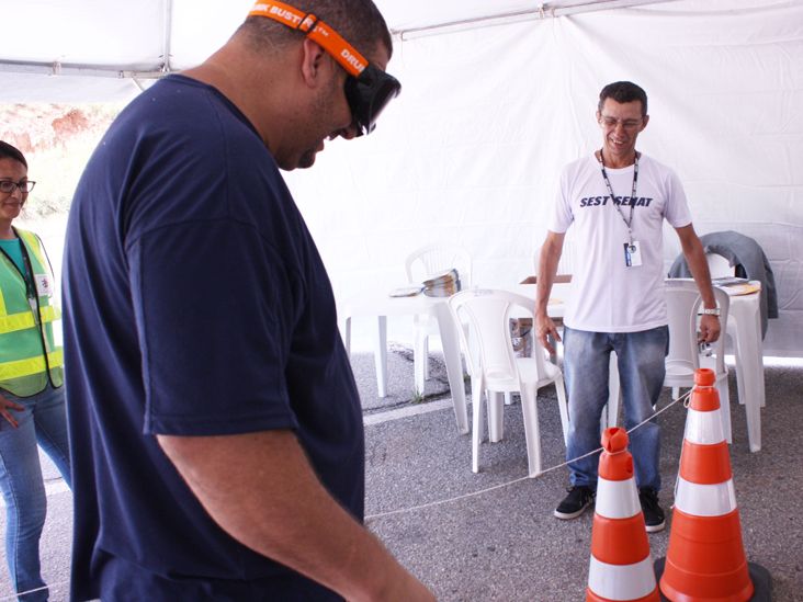 AB Colinas realiza ações com óculos simulador de embriaguez em Itu