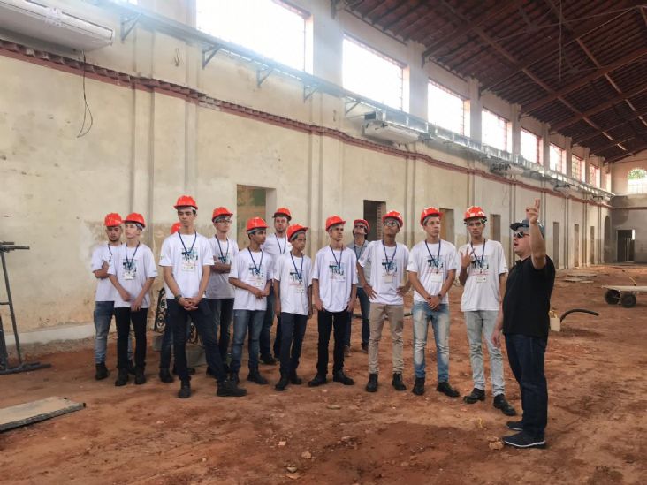 Alunos de escolas públicas visitam obras do Mercado Municipal