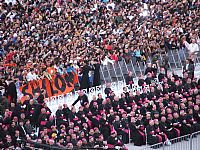 Mais de 40 mil fiéis e apenas uma voz: Bento XVI