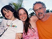 Alan Dubner e seus filhos Danny e Diana