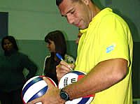 Ex-jogador da seleção de vôlei visita Itu