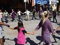 Dança Circular na praça alegrou Itu