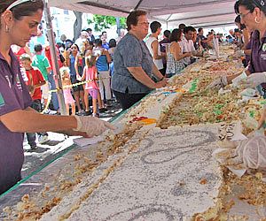 Itu ganha bolo e festa animada no seu aniversário de 400 anos