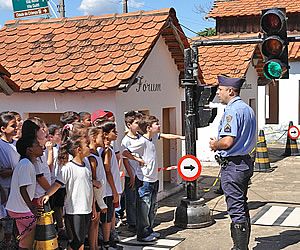 Alunos da Vila Roma recebem treinamento sobre leis de trânsito
