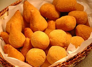 Duelo à frente de um prato de coxinhas