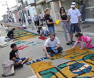 Serragens coloridas, criatividade e fé: é o Corpus Christi em Itu