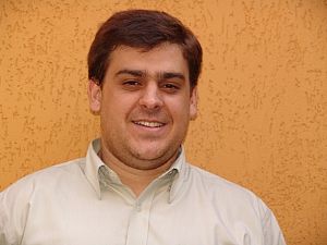 Rafael C. Santos: Anti-Heróis na Criação de Pássaros