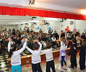Alunos do Colégio Anglo prestam homenagem aos pais
