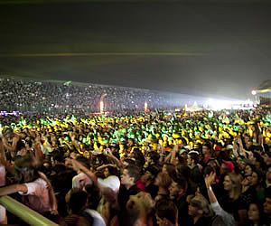 Luan Santana levanta o público no primeiro dia do Rodeio de Itu