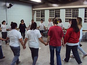 Colégio Monteiro Lobato inova com Danças Circulares para professores 
