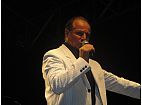 Imagem de: Tony Angeli solta a voz no terceiro dia da Festa Italiana de Itu