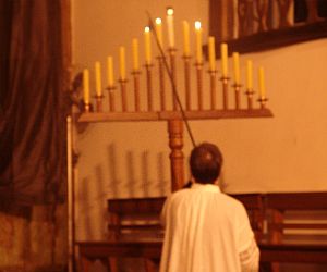 'Ofício de Trevas' atrai grande público à Igreja do Carmo em Itu 