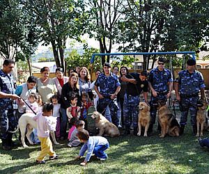 Canil da GCM faz apresentação na Creche Bela Vista em Salto 