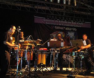 Sons da percussão quebram o silêncio da praça do Carmo em Itu