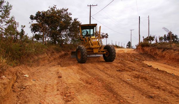 Estrada rural do Vale das Brisas recebe melhorias