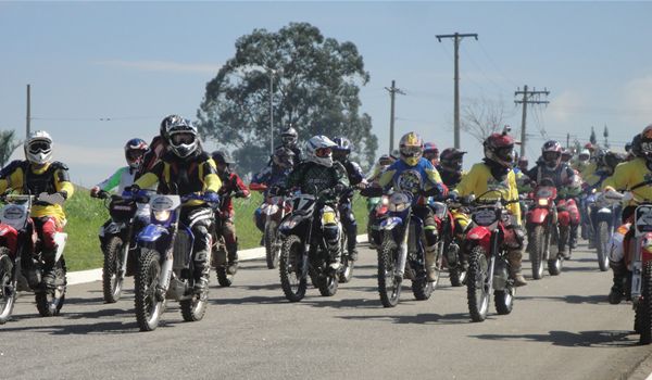 "Moto Passeio Fora-de-Estrada" reúne centenas de pessoas em Itu