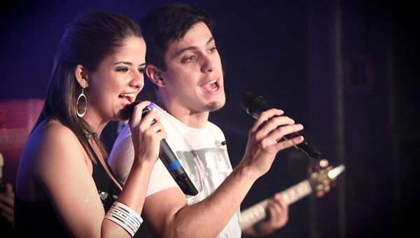 Festa Cerca o Frango inicia o ano com Maria Cecília & Rodolfo